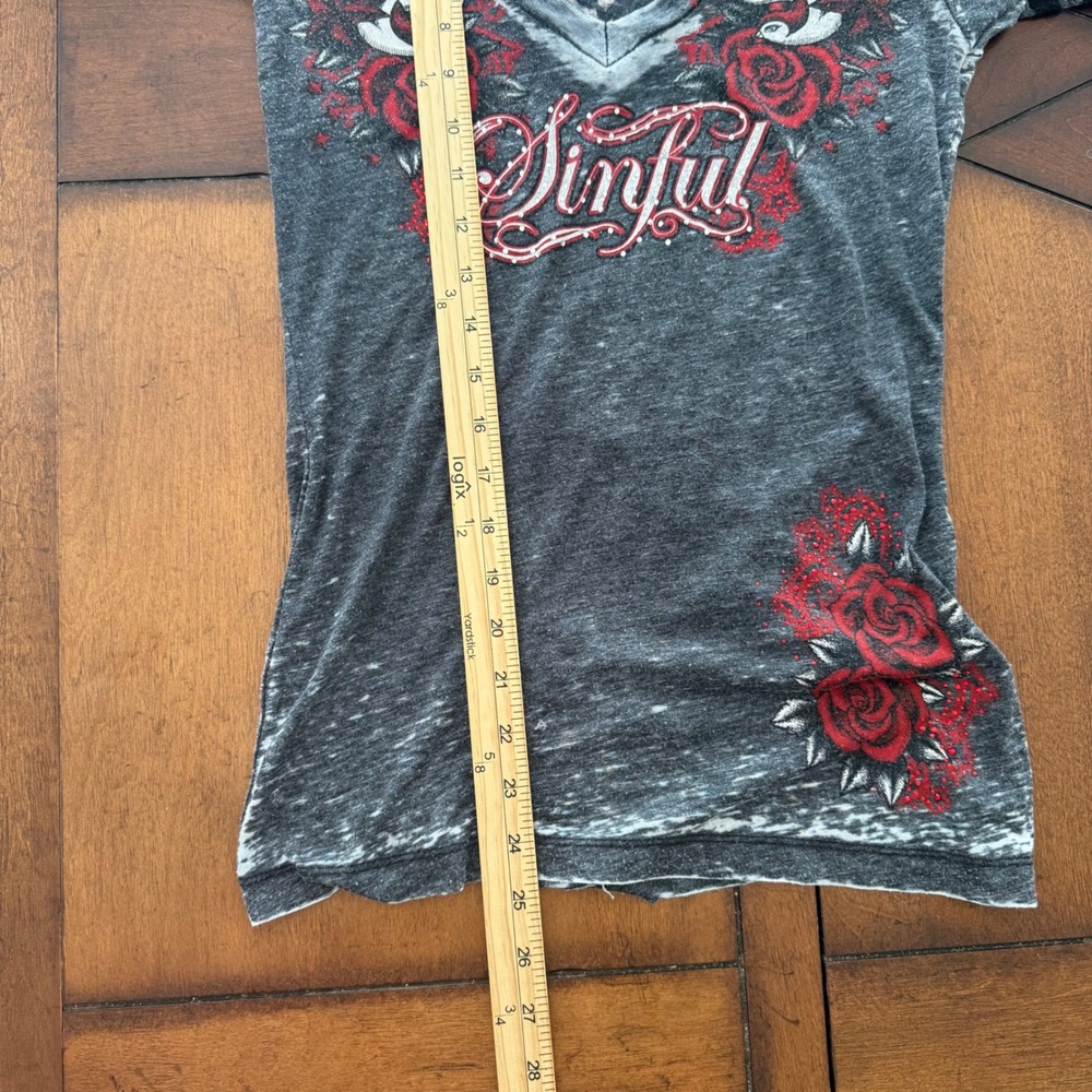 Sinful by Affliction Womens V-Neck Tattoo Graphic T-Shirt Grey Red Small Y2K - Picture 5 of 6